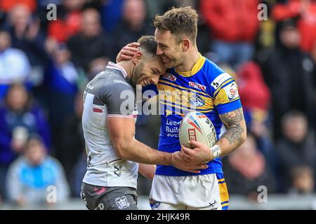 Leeds, Großbritannien. 30th Januar 2022. Ein bisschen freundliches Geplänkel zwischen den alten Teamkollegen Luke Gale vom Hull FC und Richie Myler von Leeds Rhinos nach einem Spielball in Leeds, Großbritannien am 1/30/2022. (Foto von Mark Cosgrove/News Images/Sipa USA) Quelle: SIPA USA/Alamy Live News Stockfoto