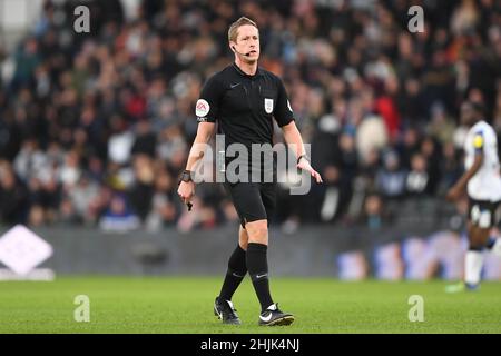 DERBY, GROSSBRITANNIEN. JAN 30th Schiedsrichter, John Brooks während des Sky Bet Championship-Spiels zwischen Derby County und Birmingham City im Pride Park, Derby am Sonntag, 30th. Januar 2022. (Kredit: Jon Hobley | MI News) Kredit: MI Nachrichten & Sport /Alamy Live News Stockfoto