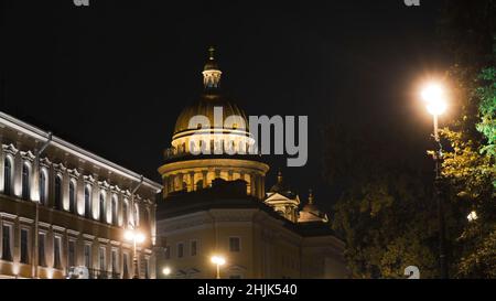 Historisches Gebäude mit Beleuchtung im Hintergrund der Kathedrale bei Nacht. Aktion. Die wunderschöne alte Architektur leuchtet nachts. Dom ist brightl Stockfoto