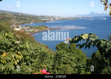 Mit Blick auf die Bucht von Arue bis zur Hauptstadt Tahiti, Papeete und in der Ferne auf die Insel Moorea Stockfoto