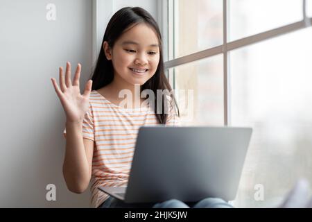 Nettes asiatisches Mädchen Teenager mit Videoanruf, mit Laptop Stockfoto