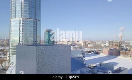 Stadtlandschaften, Bürohochhäuser und Wolkenkratzer in der Stadt, Winterlicht, Blick von oben im Winter. Draufsicht auf die moderne Winterstadt. Stockfoto