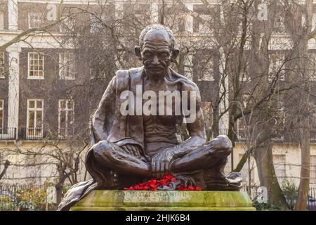 London, Großbritannien 30th. Januar 2022. Am Jahrestag seines Todes wurden Blumen neben der Statue von Mahatma Gandhi auf dem Tavistock-Platz hinterlassen. Gandhi wurde am 30. Januar 1948 ermordet. Kredit: Vuk Valcic / Alamy Live Nachrichten Stockfoto