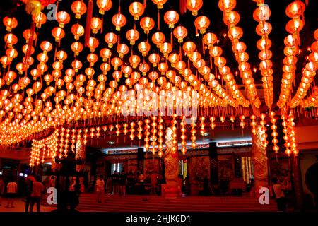 Kuala Lumpur, Kuala Lumpur, Malaysia. 30th Januar 2022. Rote Laternen, die für das bevorstehende chinesische Mondneujahr eingestellt sind, werden am 22. Januar im Thean Hou Tempel in Kuala Lumpur, Malaysia, gesehen. 2022.rund 6.000 rote Laternen leuchten im ikonischen Thean Hou Tempel in der malaysischen Hauptstadt Kuala Lumpur anlässlich des chinesischen Neujahrsfestes, der am 1st. Februar dieses Jahres fällt. (Bild: © Supian Ahmad/ZUMA Press Wire) Stockfoto