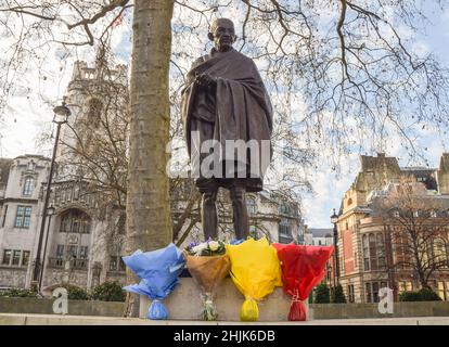 London, Großbritannien 30th. Januar 2022. Am Jahrestag seines Todes wurden neben der Statue von Mahatma Gandhi auf dem Parlamentsplatz Blumen hinterlassen. Gandhi wurde am 30. Januar 1948 ermordet. Kredit: Vuk Valcic / Alamy Live Nachrichten Stockfoto