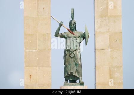 Statue der Göttin Athene und Denkmal für Vittorio Emanuele in der Arena dello Stretto in Reggio Calabria, Italien. Reggio Calabria, Italien - Juli 2021 Stockfoto