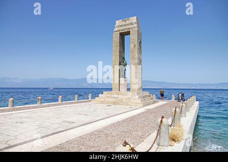 Statue der Göttin Athene und Denkmal für Vittorio Emanuele in der Arena dello Stretto in Reggio Calabria, Italien. Reggio Calabria, Italien - Juli 2021 Stockfoto