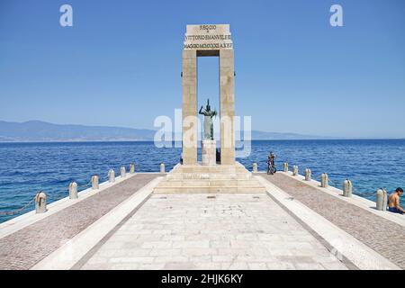 Statue der Göttin Athene und Denkmal für Vittorio Emanuele in der Arena dello Stretto in Reggio Calabria, Italien. Reggio Calabria, Italien - Juli 2021 Stockfoto