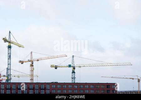 Bau im Bau mit großen Kranen auf der Oberseite in Nijmegen in den Niederlanden Stockfoto