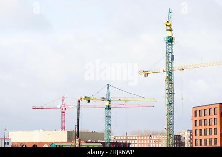 Bau im Bau mit großen Kranen auf der Oberseite in Nijmegen in den Niederlanden Stockfoto
