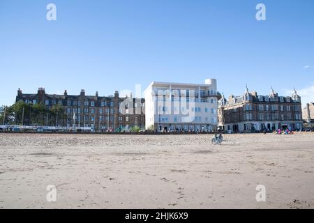 Blick auf den Strand und die Promenade am Portobello Beach in Edinburgh, Schottland in Großbritannien Stockfoto