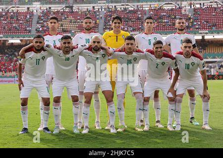 Kamerun, Yaounde, Januar 30 2022 - Nationalmannschaft Marokkos posiert für Teamfoto von links oben: Adam Masina, Youssef en Nesyri, Bono, Nayef Aguerd, Romain Saiss, Von unten links: Sofiane Boufal, Aymen Barkok, Sofyan Amracat, Achraf Hakimi, Munir El Haddadi während des Afrika Cup of Nations - Play-offs - Viertelfinalspiel zwischen Ägypten und Marokko im Stade Ahmadou Ahidjo, Yaounde, Kamerun, 30/01/2022. Foto SF Credit: Sebo47/Alamy Live News Stockfoto