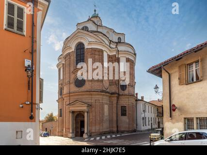 Bra, Cuneo, Piemont, Italien - 28. Oktober: kirche Santa Chiara (17th. Jahrhundert) in der Via Barbacana, piemontesisches Rokoko-Meisterwerk Stockfoto