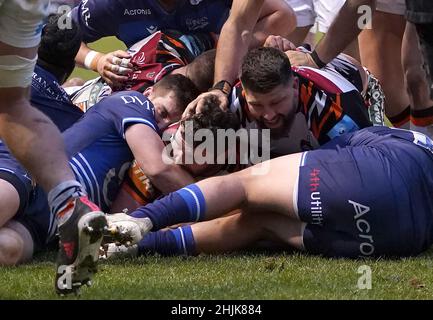 Julian Montoya (Mitte) von Leicester Tigers wird nach einem Versuch während des Spiels der Gallagher Premiership im AJ Bell Stadium, Salford, gratuliert. Bilddatum: Sonntag, 30. Januar 2022. Stockfoto