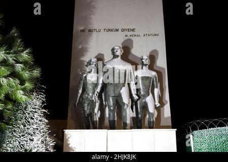 Atatürk Statue in Istanbul, Türkei. Atatürk war ein türkischer nationalistischer Führer, Gründer und erster Präsident der Republik Türkei. Stockfoto