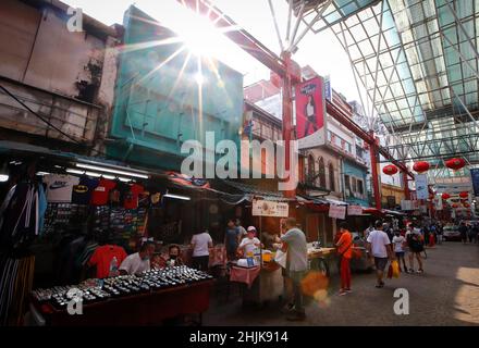 Kuala Lumpur, Malaysia. 30th Januar 2022. Im Chinatown-Viertel können Sie Shopper beobachten. Die malaysische Regierung hat die Aufhebung bestimmter Beschränkungen im Zusammenhang mit der chinesischen Neujahrsfeier angekündigt. (Foto von Wong Fok Loy/SOPA Images/Sipa USA) Quelle: SIPA USA/Alamy Live News Stockfoto