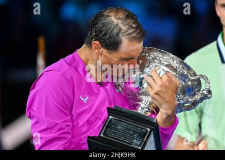 Melbourne, Australien. 31st Januar 2022. RAFAEL NADAL (ESP) aus dem Jahr 6th posiert mit der Trophäe, nachdem er am 14. Tag der Australian Open 2022 in Melbourne, Australien, den 2nd-Samen DANIIL MEDVEDEV (RUS) in der Rod Laver Arena im Herreneinzel-Finale besiegt hat. Sydney Low/Cal Sport Media. Nadal gewann 2:6 6:7 6:4 6:4 7:5. Kredit: csm/Alamy Live Nachrichten Stockfoto