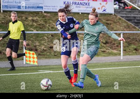 Andernach, Deutschland. 30th Januar 2022. Andernach, Deutschland, Januar 30th Anga Bartzen (13 Andernach) und Carolin Corres (3 Mönchengladbach) kämpfen im Freundschaftsspiel der Wintervorsaison zwischen SG 99 Andernach und Borussia Mönchengladbach im Andernach-Stadion in Andernach um den Ball. Norina Toenges/Sports Press Phot Credit: SPP Sport Press Photo. /Alamy Live News Stockfoto