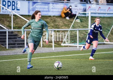 Andernach, Deutschland. 30th Januar 2022. Andernach, Deutschland, Januar 30th Nina Klinger (19 Mönchengladbach) kontrolliert den Ball im Winter-Vorsaison-Freundschaftsspiel zwischen SG 99 Andernach und Borussia Mönchengladbach im Andernach-Stadion in Andernach. Norina Toenges/Sports Press Phot Credit: SPP Sport Press Photo. /Alamy Live News Stockfoto