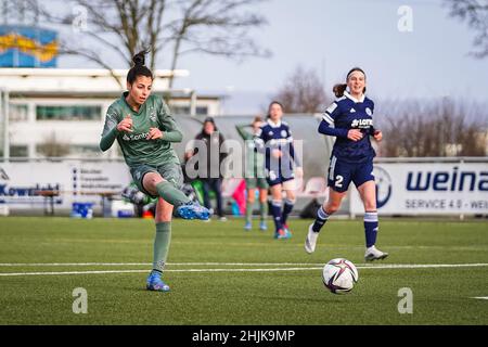 Andernach, Deutschland. 30th Januar 2022. Andernach, Deutschland, Januar 30th Sarah Abu Sabbah (10 Mönchengladbach) hat im Winter-Vorsaison-Freundschaftsspiel zwischen SG 99 Andernach und Borussia Mönchengladbach im Andernach-Stadion in Andernach, Deutschland, geschossen. Norina Toenges/Sports Press Phot Credit: SPP Sport Press Photo. /Alamy Live News Stockfoto