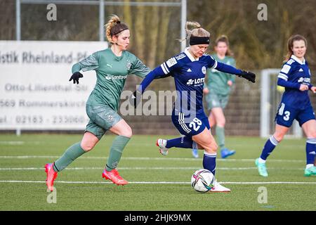 Andernach, Deutschland. 30th Januar 2022. Andernach, Deutschland, Januar 30th Alina Wagner (28 Andernach) kontrolliert den Ball im Winter-Vorsaison-Freundschaftsspiel zwischen SG 99 Andernach und Borussia Mönchengladbach im Andernach-Stadion in Andernach, Deutschland. Norina Toenges/Sports Press Phot Credit: SPP Sport Press Photo. /Alamy Live News Stockfoto