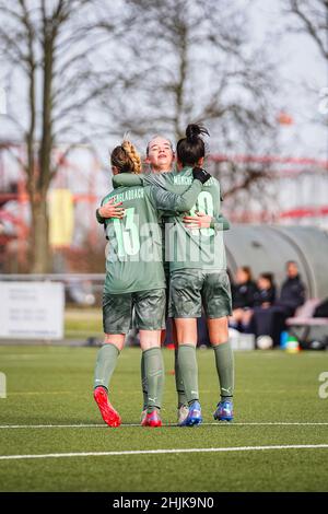 Andernach, Deutschland. 30th Januar 2022. Andernach, Deutschland, Januar 30th die Spieler von Borussia Mönchengladbach feiern im Freundschaftsspiel der Wintervorsaison zwischen SG 99 Andernach und Borussia Mönchengladbach im Andernach-Stadion in Andernach ihr zweites Tor. Norina Toenges/Sports Press Phot Credit: SPP Sport Press Photo. /Alamy Live News Stockfoto