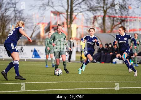 Andernach, Deutschland. 30th Januar 2022. Andernach, Deutschland, Januar 30th Amber van Heeswijk (8 Mönchengladbach) kontrolliert den Ball im Winter-Vorsaison-Freundschaftsspiel zwischen SG 99 Andernach und Borussia Mönchengladbach im Andernach-Stadion in Andernach, Deutschland. Norina Toenges/Sports Press Phot Credit: SPP Sport Press Photo. /Alamy Live News Stockfoto