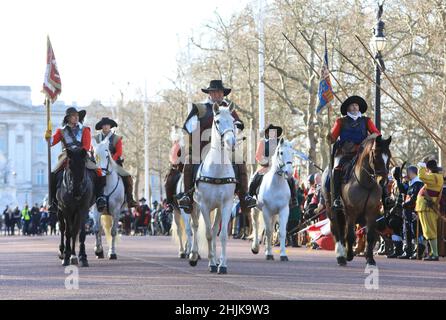 London, Großbritannien, Januar 30th 2022. Der jährliche marsch der englischen Bürgerkriegsgesellschaft durch die Mall zum Gedenken an die Hinrichtung von König Charles 1 am 30th 1649. Januar. Menschenmengen versammelten sich, um die Wintersonne zu beobachten. Kredit : Monica Wells/Alamy Live Nachrichten Stockfoto