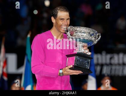 Melbourne, Australien. 30th. Januar 2022. Der spanische Tennisspieler Rafael Nadal mit der Trophäe, nachdem er seinen 21st.Grand Slam beim Australian Open Turnier im Melbourne Park am Sonntag, den 30. Januar 2022 gewonnen hatte. © Jürgen Hasenkopf / Alamy Live News Stockfoto