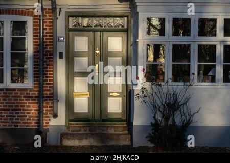 Travel Denmark: Licht und Schatten auf einer gemütlichen Hausfassade in Møgeltønder Stockfoto