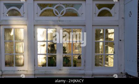 Reise Dänemark: Die Morgensonne scheint in Møgeltønder durch die Fenster mit Glasleisten golden Stockfoto