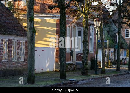 Reise Dänemark: Die Morgensonne wirft Licht und Schatten auf alte Stadthäuser in Møgeltønder Stockfoto