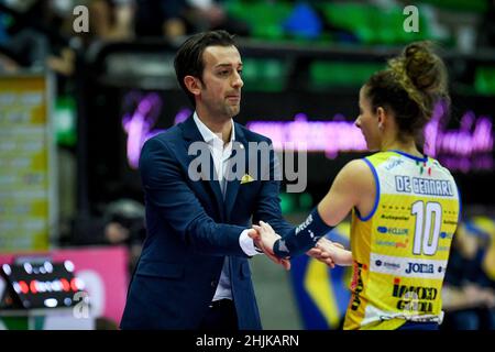 Palaverde, Treviso, Italien, 30. Januar 2022, Daniele Santarelli (Coach Conegliano) mit Monica De Gennaro (Conegliano) während des Prosecco Doc Imoco Volley Conegliano gegen VBC Trasporti Pesanti Casalmaggiore - Volleyball Italienische Serie A1 Frauenspiel Stockfoto