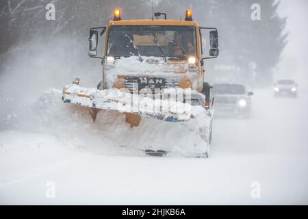 Liptov, Slowakei - 30. JANUAR 2022. Der Schneepflug macht den Autos dahinter den Weg frei. Stockfoto