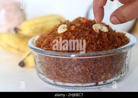 Abgeflachtes Reis, gesüßt mit Zuckerrübe. Aval Vilayichathu ist ein beliebter süßer Snack aus Kerala, der aus geschlagenem Reis, Kokosnuss und Jaggery hergestellt wird. Auf Weiß geschossen Stockfoto