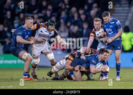 Sale, Großbritannien. 30th. Januar 2022; AJ Bell Stadium, Eccles, Greater Manchester, England: Gallagher Premiership Rugby, Sale V Leicester; Ben Curry of Sale Sharks is attackiert Credit: Action Plus Sports Images/Alamy Live News Stockfoto