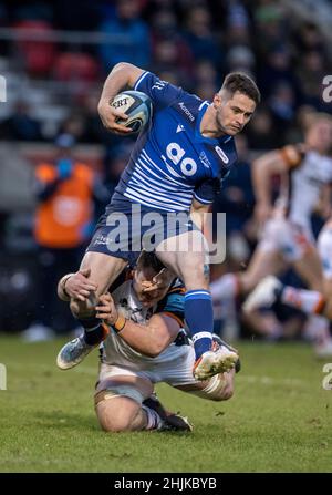 Sale, Großbritannien. 30th. Januar 2022; AJ Bell Stadium, Eccles, Greater Manchester, England: Gallagher Premiership Rugby, Sale gegen Leicester; Luke James von Sale Sharks wird angepackt Kredit: Action Plus Sports Images/Alamy Live News Stockfoto