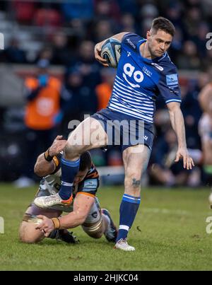 Sale, Großbritannien. 30th. Januar 2022; AJ Bell Stadium, Eccles, Greater Manchester, England: Gallagher Premiership Rugby, Sale gegen Leicester; Luke James von Sale Sharks wird angepackt Kredit: Action Plus Sports Images/Alamy Live News Stockfoto