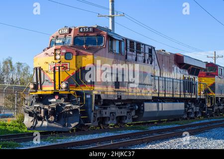 NEW ORLEANS, LA, USA - 27. JANUAR 2022: Kansas City Southern de Mexico Lokomotive in der Nähe des Mississippi-Deichs Stockfoto