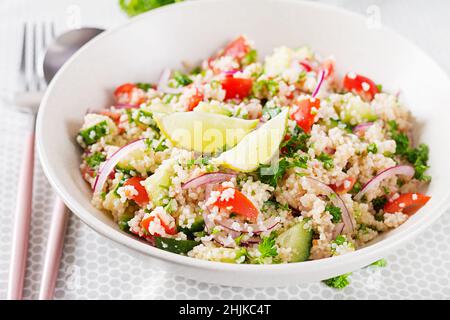 Salat aus Tabbouleh. Traditionelles mittelöstliches oder arabisches Gericht. Levantiner vegetarischer Salat mit Petersilie, Gurke, Couscous, Tomaten. Stockfoto