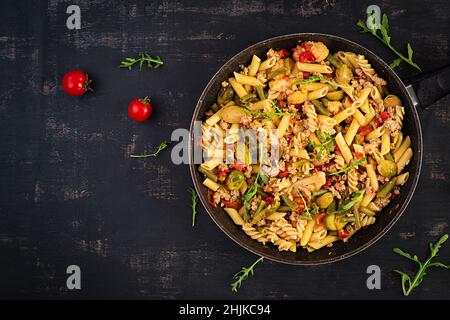 Italienische Pasta Penne und Fusilli mit Hackfleisch und Gemüse. Mittagessen. Draufsicht Stockfoto