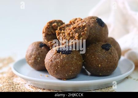 Weiß bis zum Laddu. Ein gesundes, köstliches und nussiges indisches Süßgericht, zubereitet mit weißen Sesamkörnern, Jaggery, frisch geriebener Kokosnuss und Rosinen. Aufnahme Stockfoto