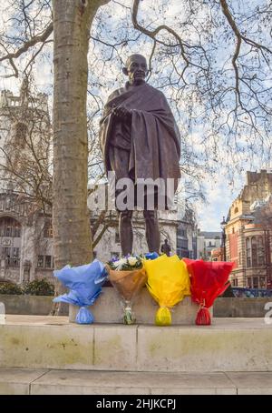 London, Großbritannien. 30th Januar 2022. Am Jahrestag seines Todes wurden neben der Statue von Mahatma Gandhi auf dem Parlamentsplatz Blumen hinterlassen. Gandhi wurde am 30th. Januar 1948 ermordet. Kredit: SOPA Images Limited/Alamy Live Nachrichten Stockfoto