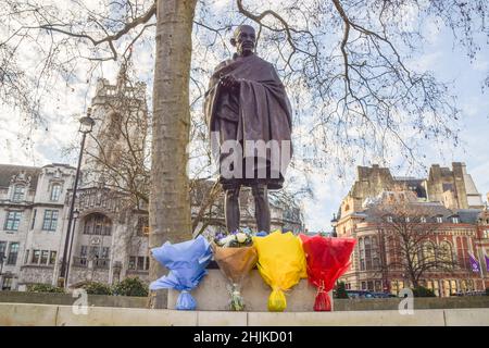 London, Großbritannien. 30th Januar 2022. Am Jahrestag seines Todes wurden neben der Statue von Mahatma Gandhi auf dem Parlamentsplatz Blumen hinterlassen. Gandhi wurde am 30th. Januar 1948 ermordet. (Foto: Vuk Valcic/SOPA Images/Sipa USA) Quelle: SIPA USA/Alamy Live News Stockfoto