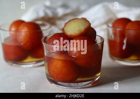 Gulab jamun . Eine Süßigkeit auf Basis von Milch, die auf dem indischen Subkontinent sehr beliebt ist. Weiche, frittierte, köstliche Beerenbällchen mit Milchkörpern, für alle Zwecke Stockfoto