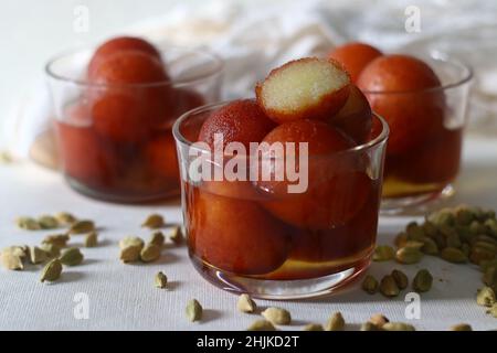 Gulab jamun . Eine Süßigkeit auf Basis von Milch, die auf dem indischen Subkontinent sehr beliebt ist. Weiche, frittierte, köstliche Beerenbällchen mit Milchkörpern, für alle Zwecke Stockfoto