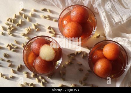 Gulab jamun . Eine Süßigkeit auf Basis von Milch, die auf dem indischen Subkontinent sehr beliebt ist. Weiche, frittierte, köstliche Beerenbällchen mit Milchkörpern, für alle Zwecke Stockfoto