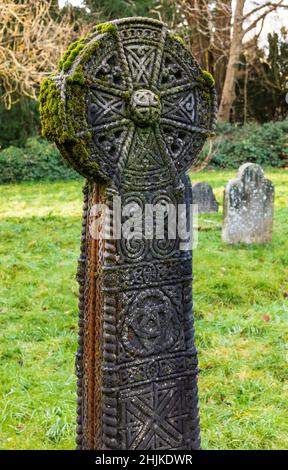 Alter grabstein mit keltischem Kreuz Stockfoto