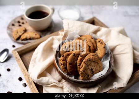 Cookies Schokoladenkekse und Kaffee. Gemütliche warme Plätzchen frisch gebacken. Kaffeegenuss. Stockfoto