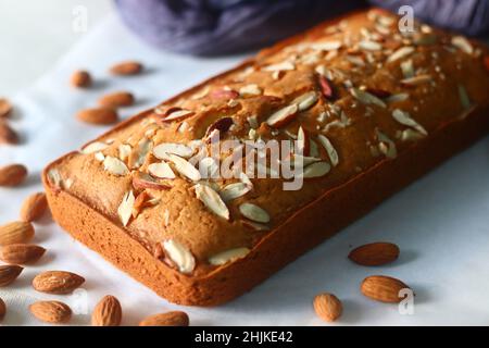 Ghee-Kuchen. Ghee-Kuchen mit Vanillegeschmack und Mandeln darauf. Der perfekte Begleiter für eine Tasse Kaffee. Aufgenommen auf weißem Hintergrund Stockfoto